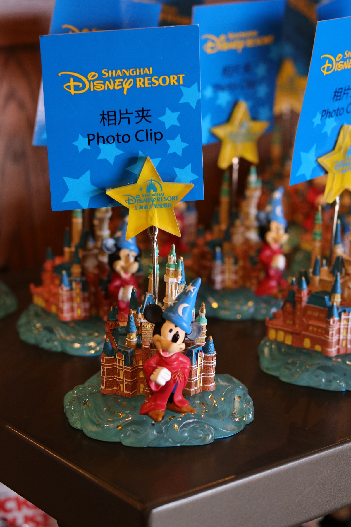 写真をクリップで挟んで飾れるフォトスタンド。| キャステル | CASTEL