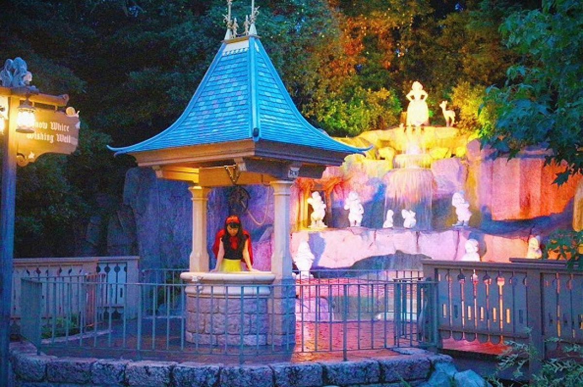 レア　★ディズニー　WDCC　白雪姫「願いの井戸」置物＋ポストカード 白雪姫の願いが叶う井戸| キャステル | CASTEL ディズニー情報