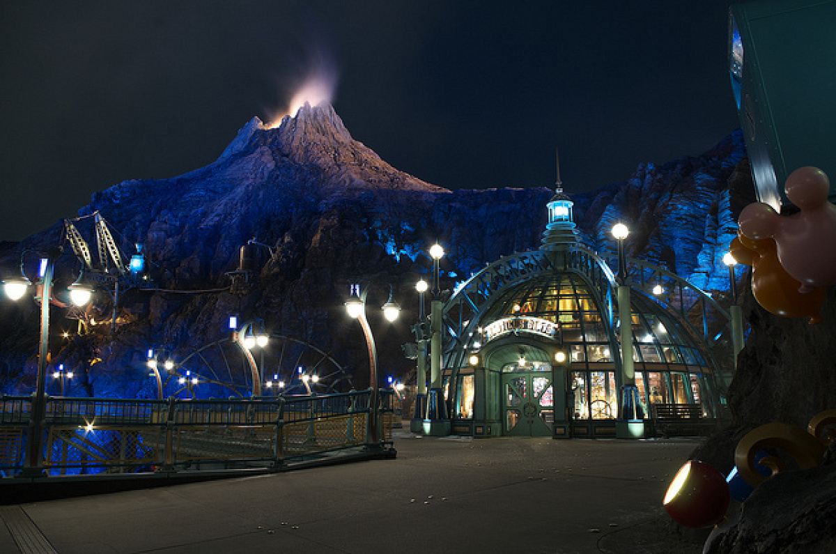 「ノーチラスギフト」とプロメテウス火山が美しい夜景