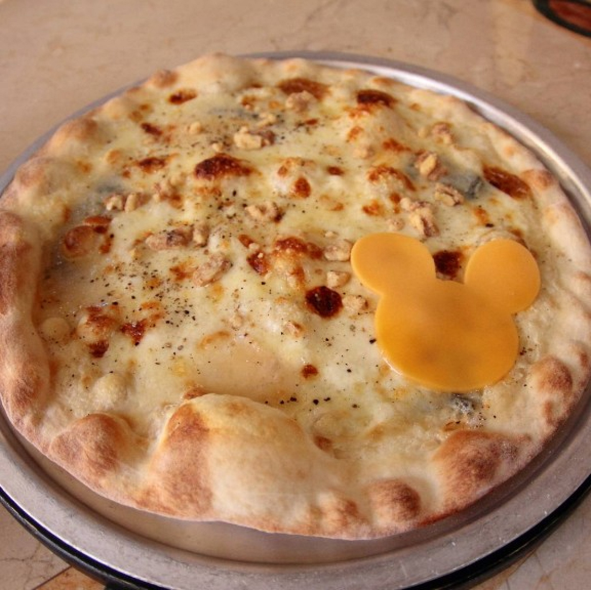 ミッキーシェイプのチーズが乗ったカナーレ・ベッロ