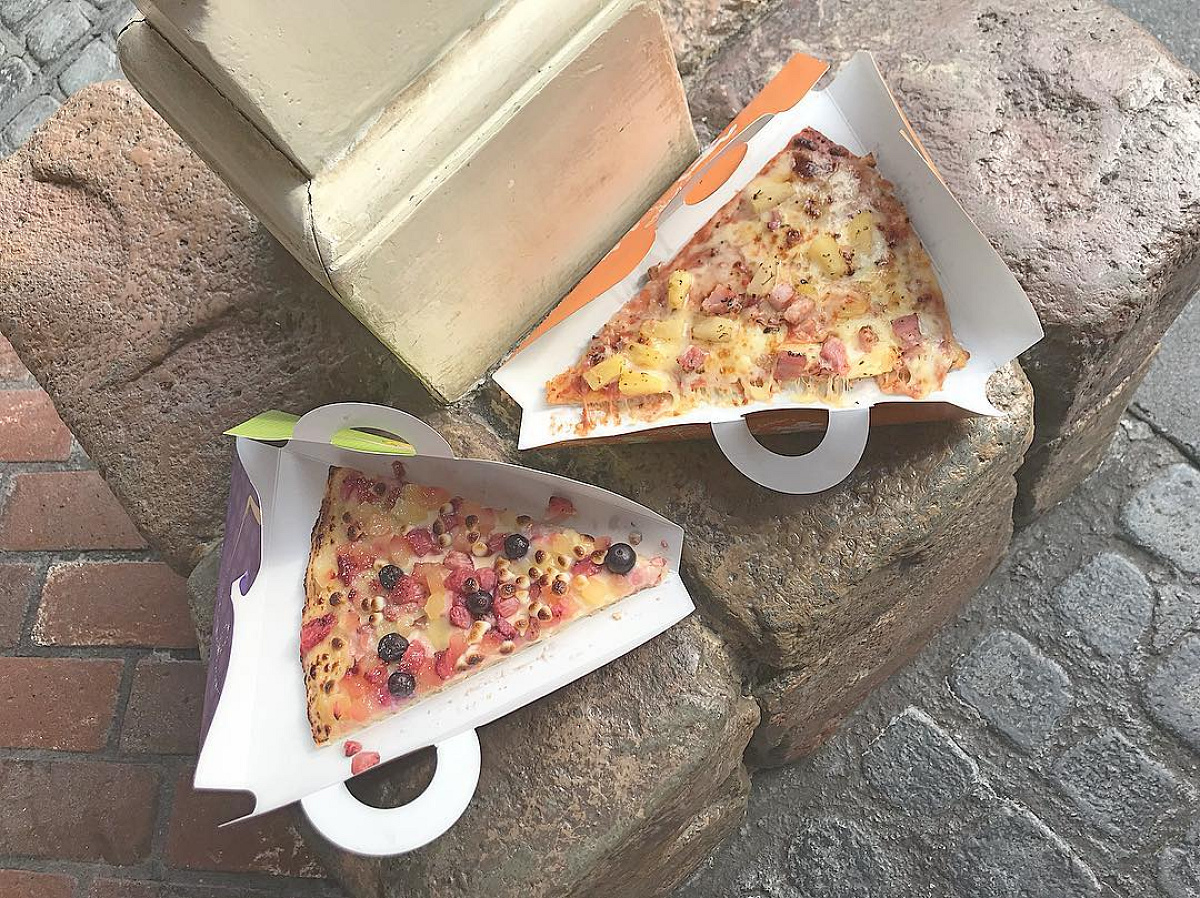 キャプテンフックス・ギャレーのピザは持ち歩きやすいケース入り