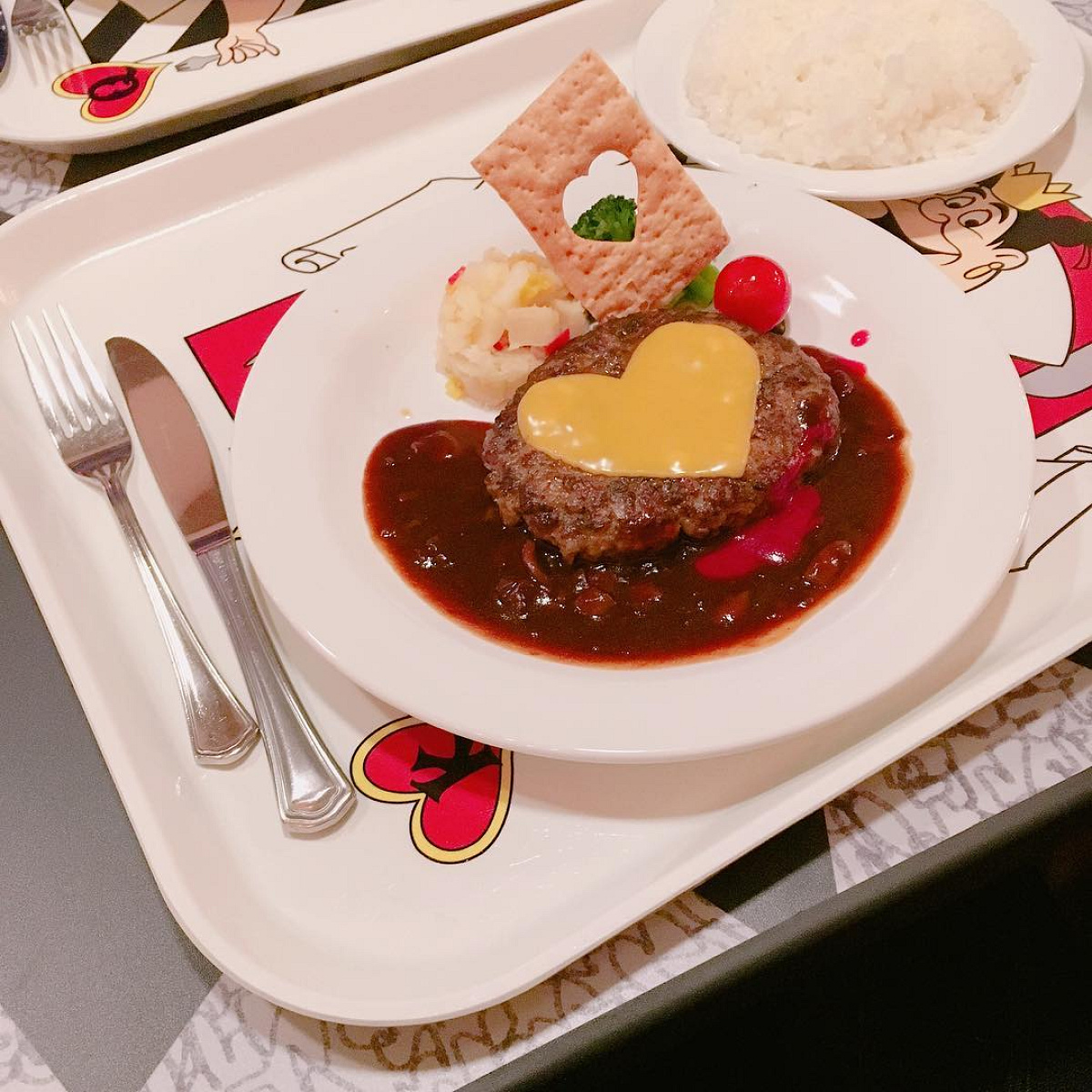 チーズハンバーグ、デミグラス＆ラズベリーソース（1,380円）