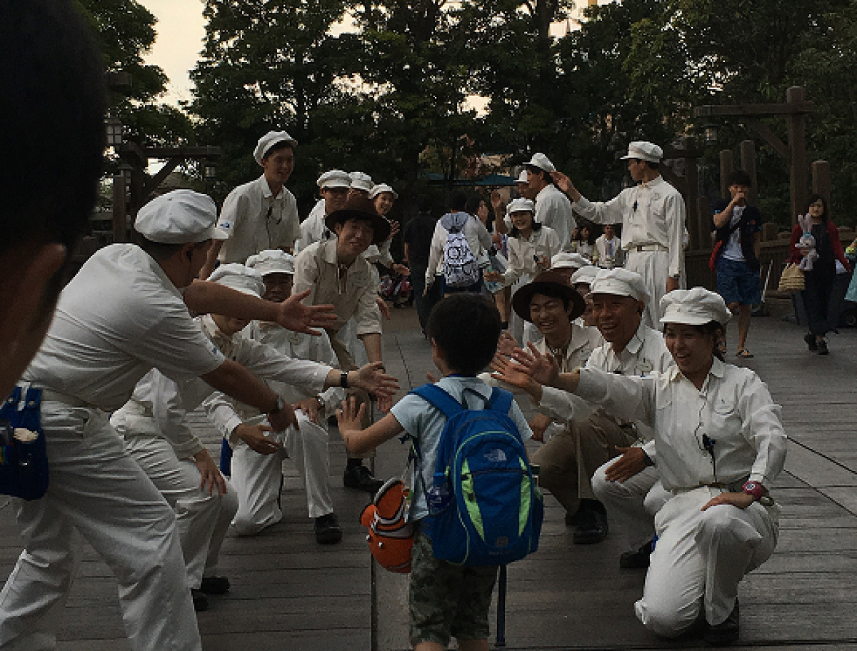 キャストとハイタッチする子供