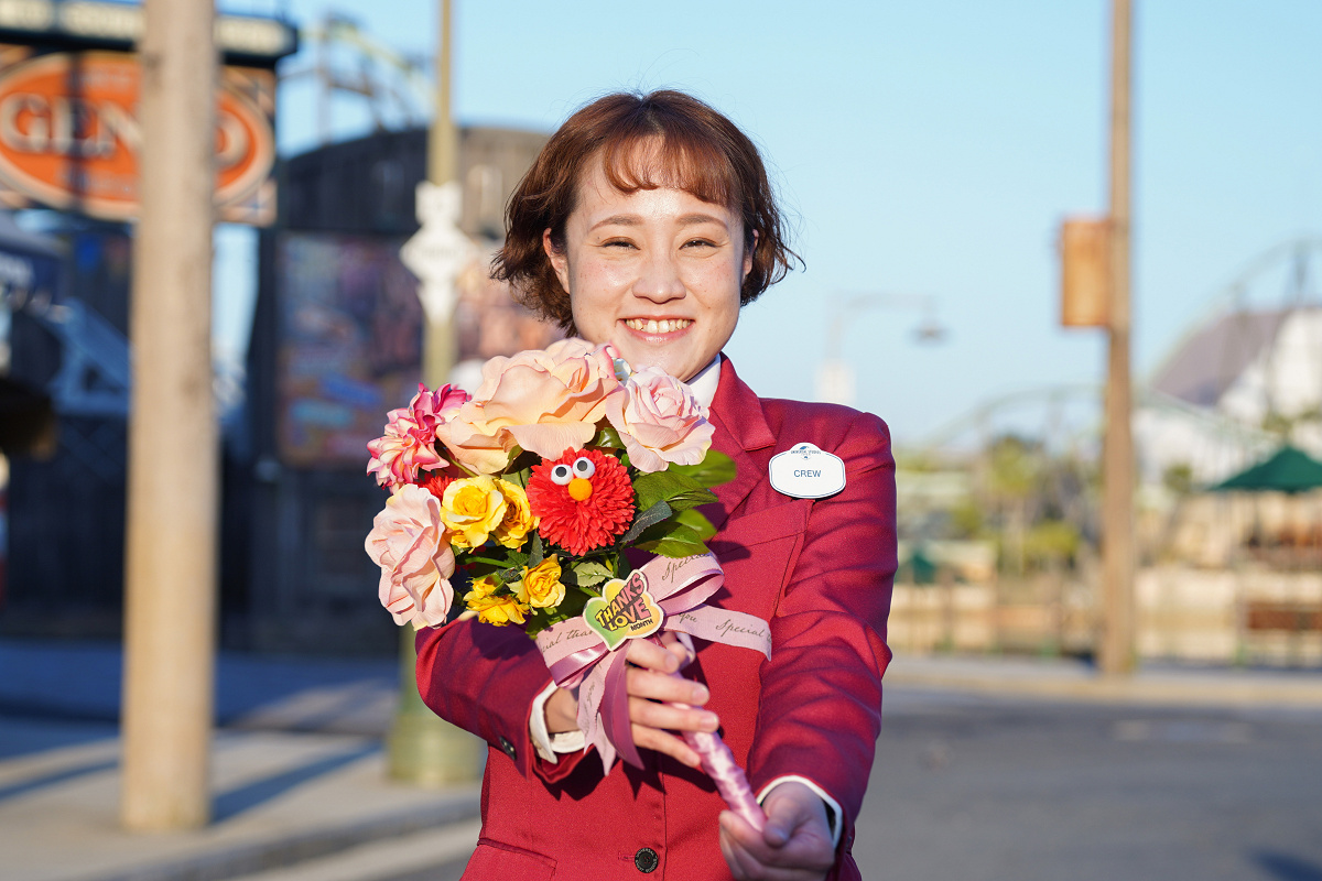 サンクス・ラブ・マンス・フォトブロップスを持ったクルー