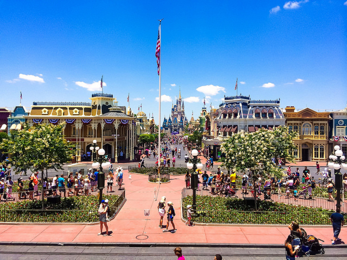 青空が似合うディズニーランド