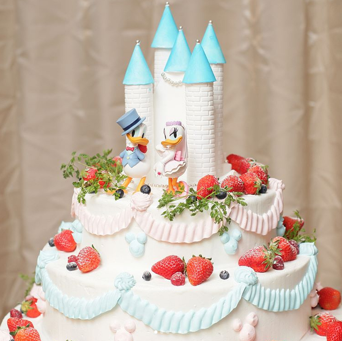 ドナルドとデイジーのウェディングケーキ| キャステル | CASTEL