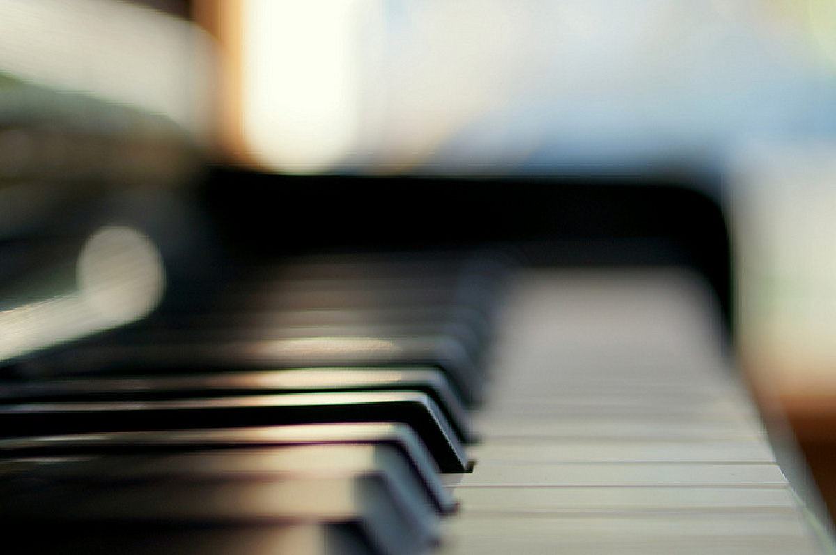 あのアンジェラ・アキも制作に携わった楽曲をお楽しみあれ！