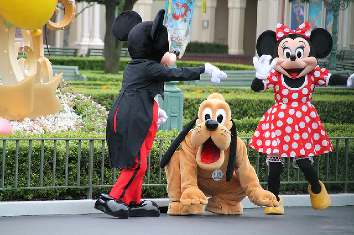 表情豊かなプルート、ミッキー・ミニーと| キャステル | CASTEL