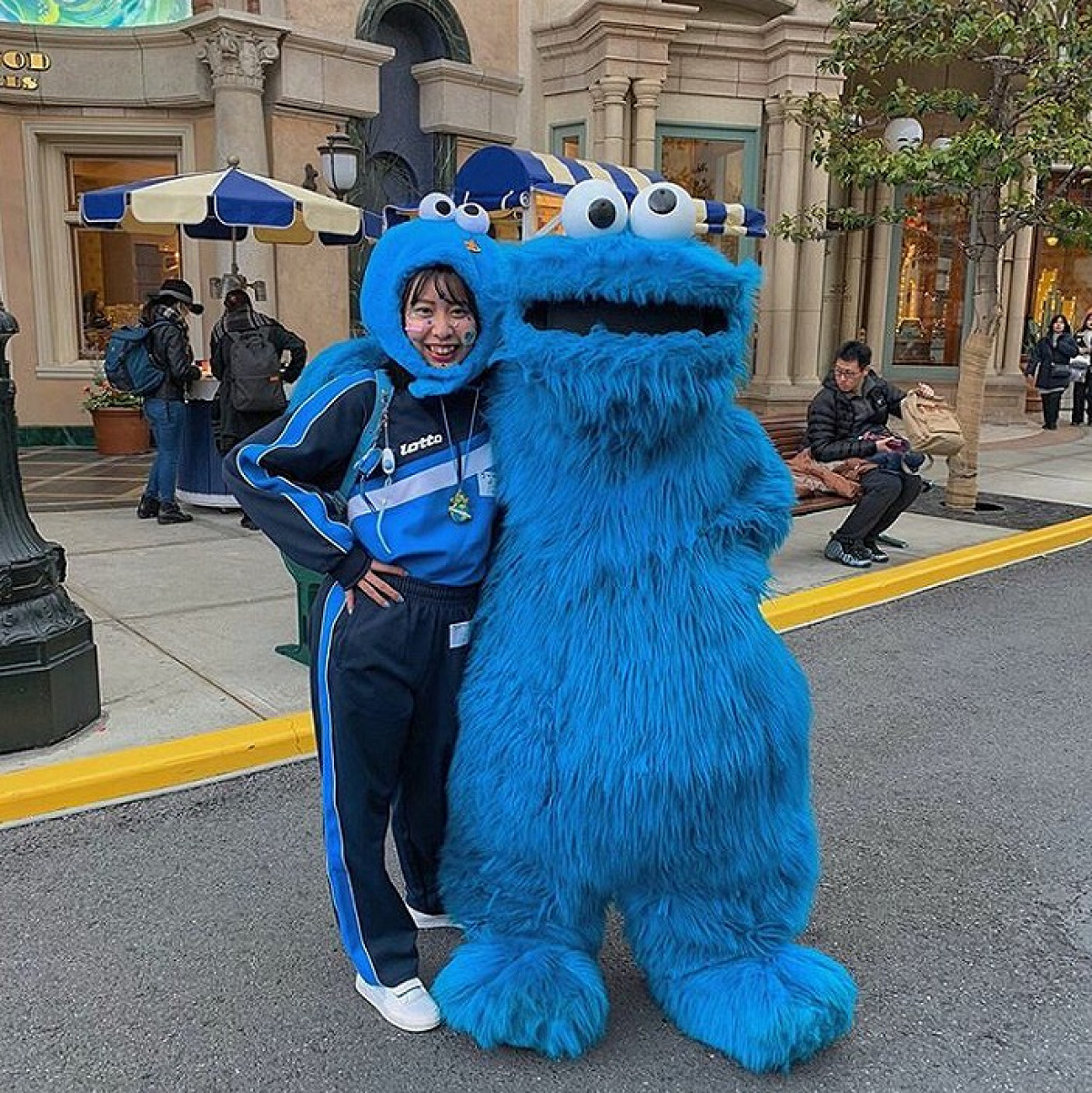 体操服とクッキーモンスターのぬいぐるみハットコーデ| キャステル