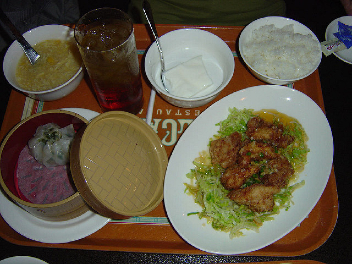 「ヴォルケイニア・レストラン」のボリュームたっぷりでおいしい中華