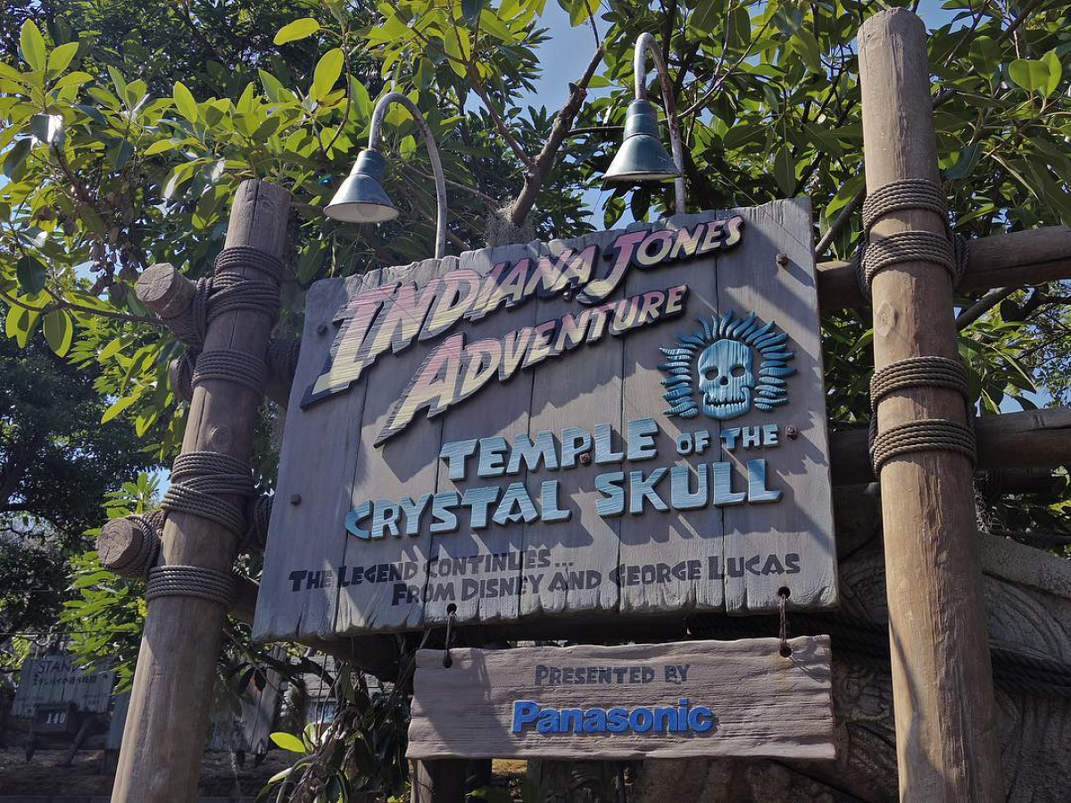 インディ・ジョーンズ・アドベンチャーの看板| キャステル | CASTEL