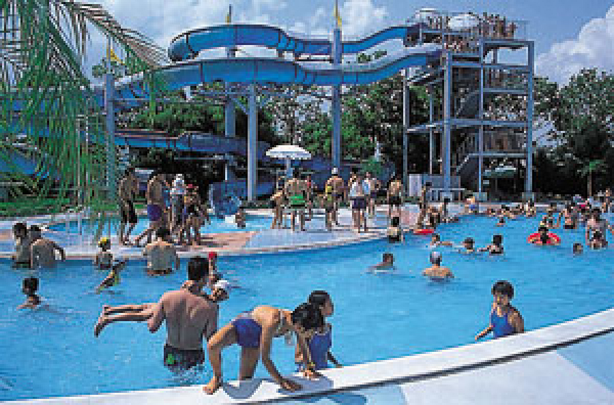 夏にはプールである「リナビーチ」も開かれます