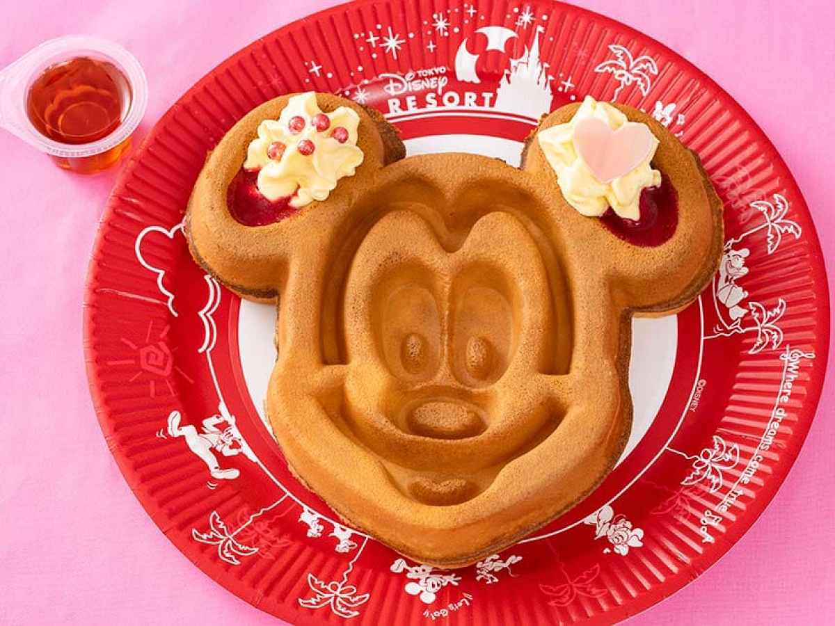 ミッキーワッフル、カスタードホイップとラズベリーピュレメイプルソース
