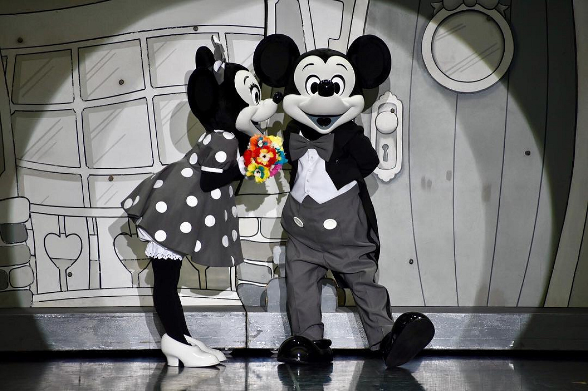 オープニングのモノクロミッキーとミニー| キャステル | CASTEL