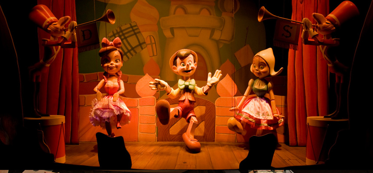 ステージで踊るピノキオ| キャステル | CASTEL ディズニー情報