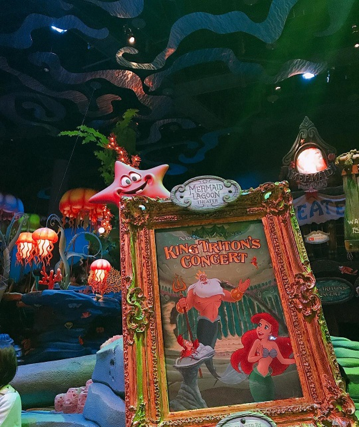 マーメイドラグーンシアターの入り口にあるポスター| キャステル