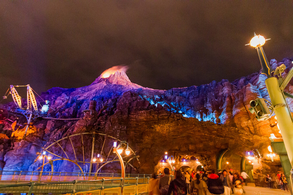 夜には魅惑的にライトアップされるプロメテウス火山