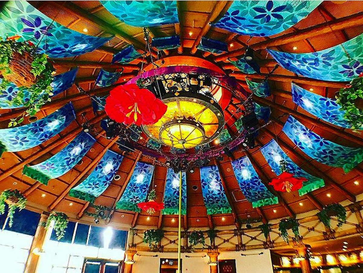 ロスト・ワールドレストランの天井は南国をイメージ／USJ