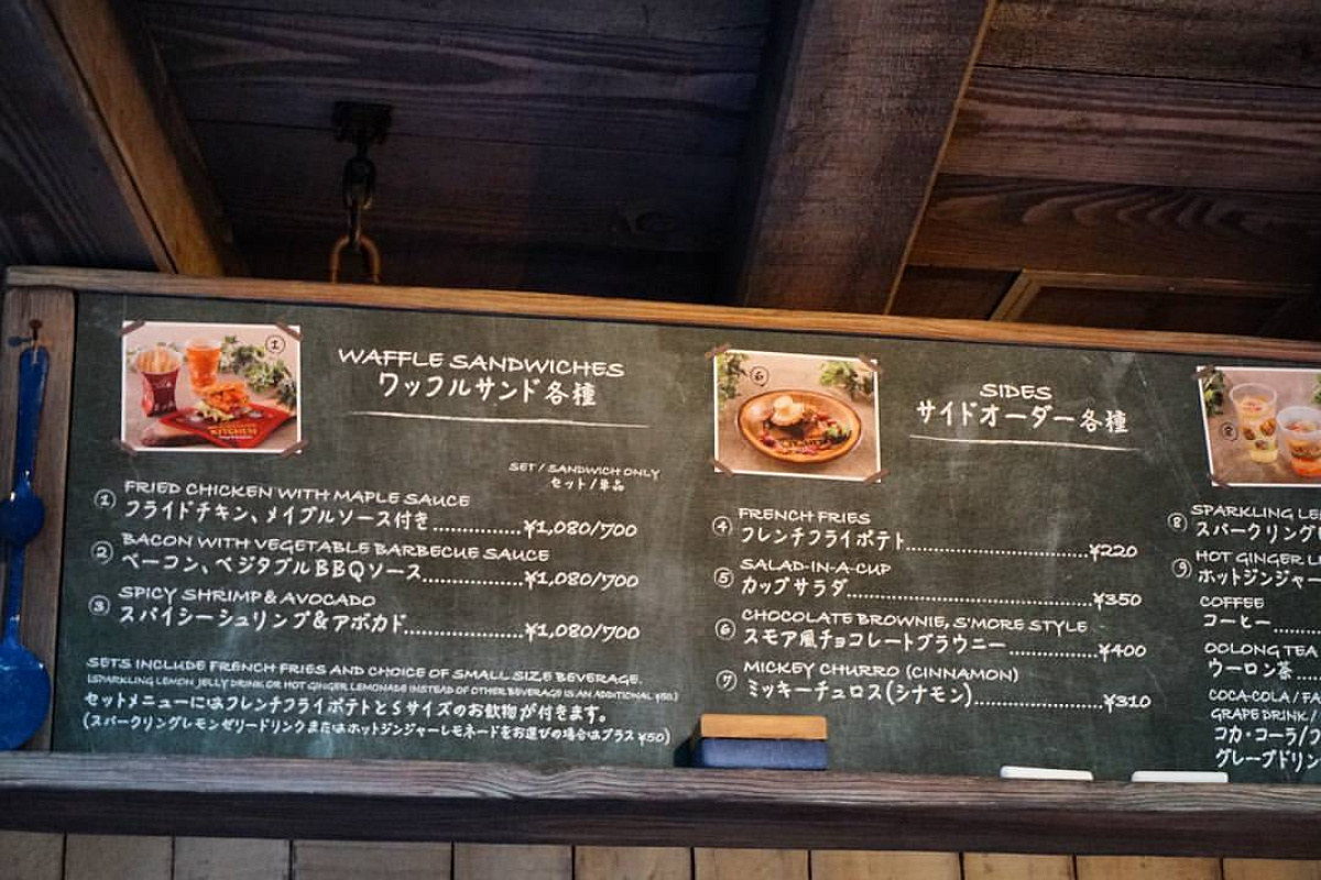 黒板にメニューがかかれていいます♡黒板消しやチョークもあって