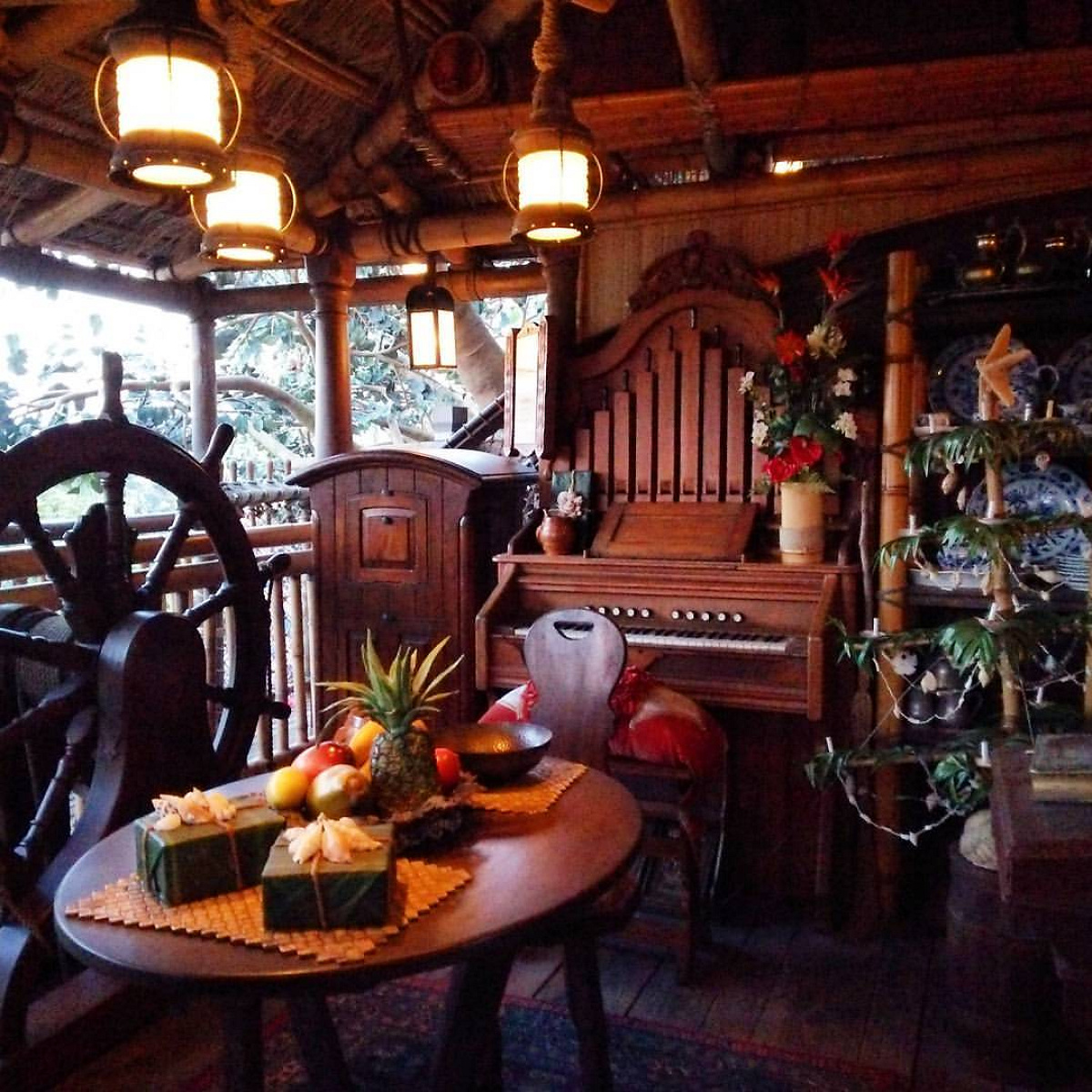 クリスマスシーズンにはクリスマスツリーもあって素敵な空間を演出してくれます