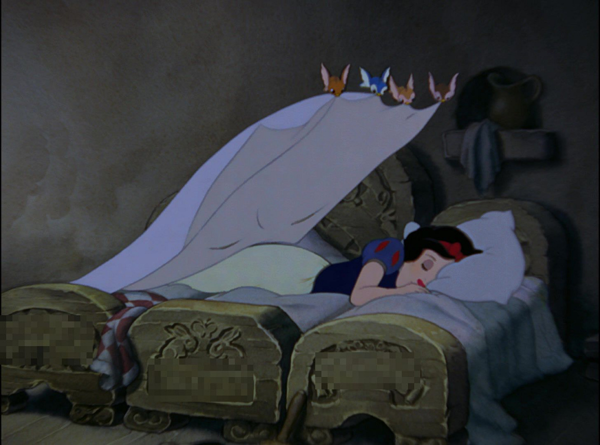 白雪姫が横になった小人のベッドは誰のもの？