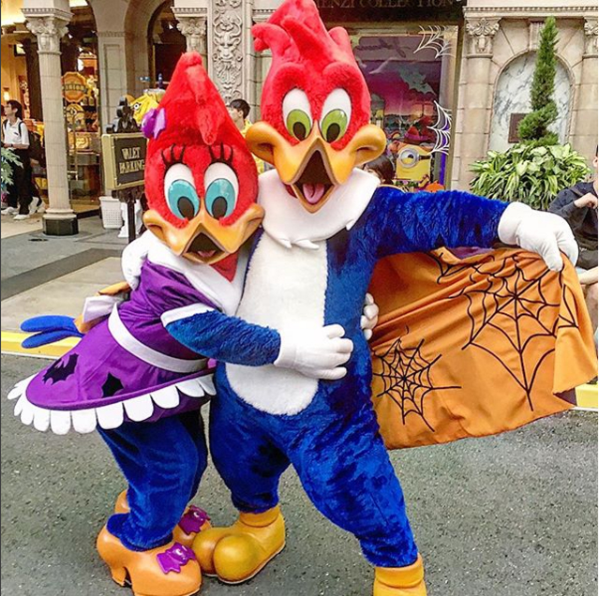 ハロウィンコスチュームのウッディ・ウッドペッカーとウィニー・ウッド