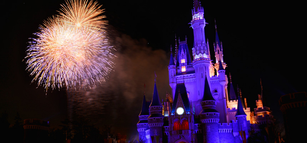 ディズニーの中では、毎日花火が楽しめる！| キャステル | CASTEL