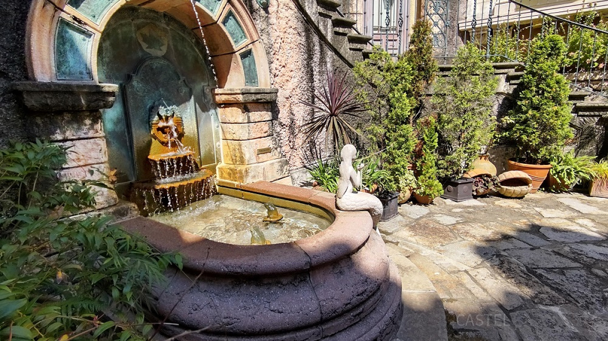 撮影でよく使われる小さな噴水のある中庭