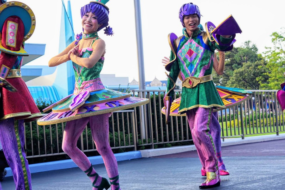 時計モチーフの衣装を着たダンサー| キャステル | CASTEL ディズニー情報