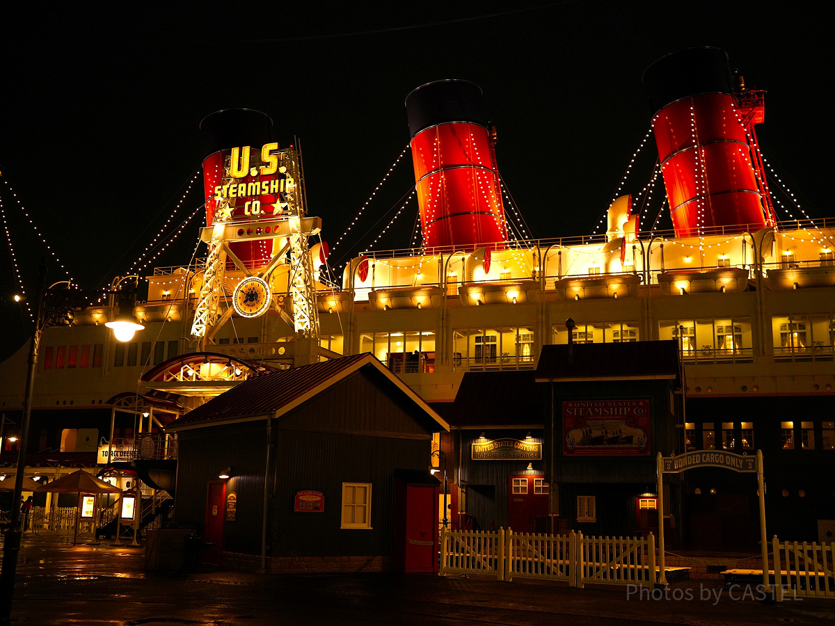 SSコロンビア号のデッキでロマンチックなひと時を