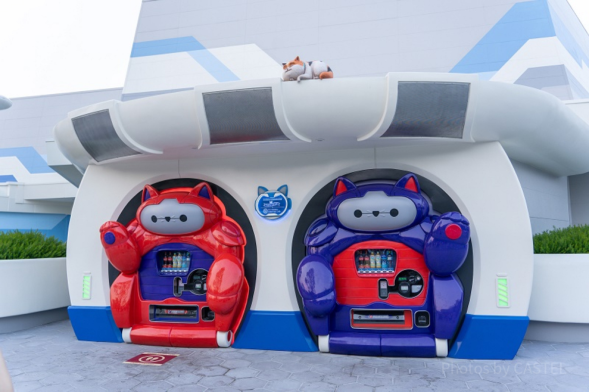 ベイマックスの招き猫型自動販売機とモチ| キャステル | CASTEL