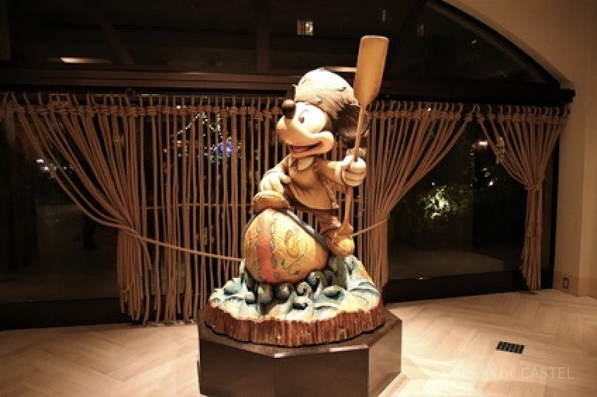 ミッキーの銅像（セレブレーションホテルディスカバー）| キャステル