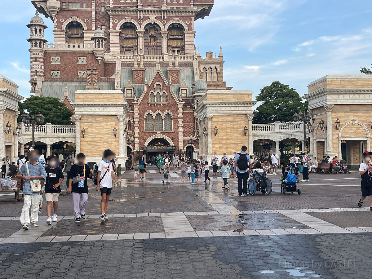 ウォーターフロントパークの噴水で水遊びをする子どもたち