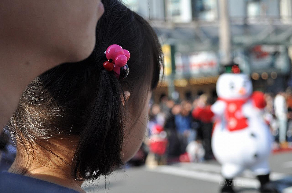 ユニバーサルスタジオジャパンのパレードを見る子供（2018年クリスマスパレード）