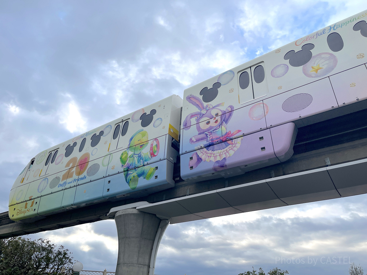 カラフルハピネスのラッピングモノレール（ディズニーリゾートライン）