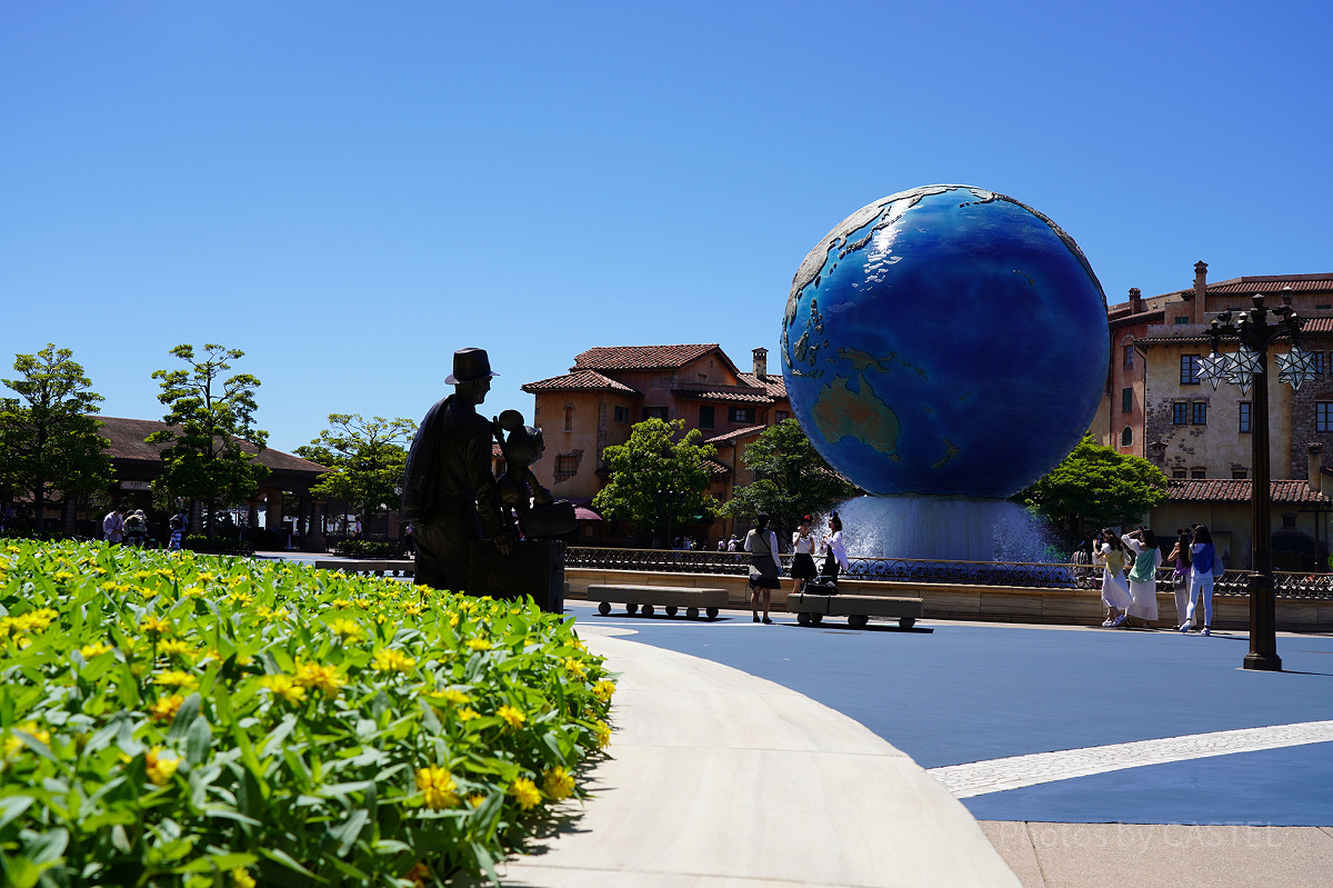 季節の花とキャラクターが出迎えてくれるディズニーシープラザ