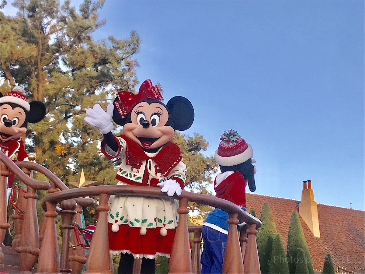 ディズニーランドのクリスマスパレード