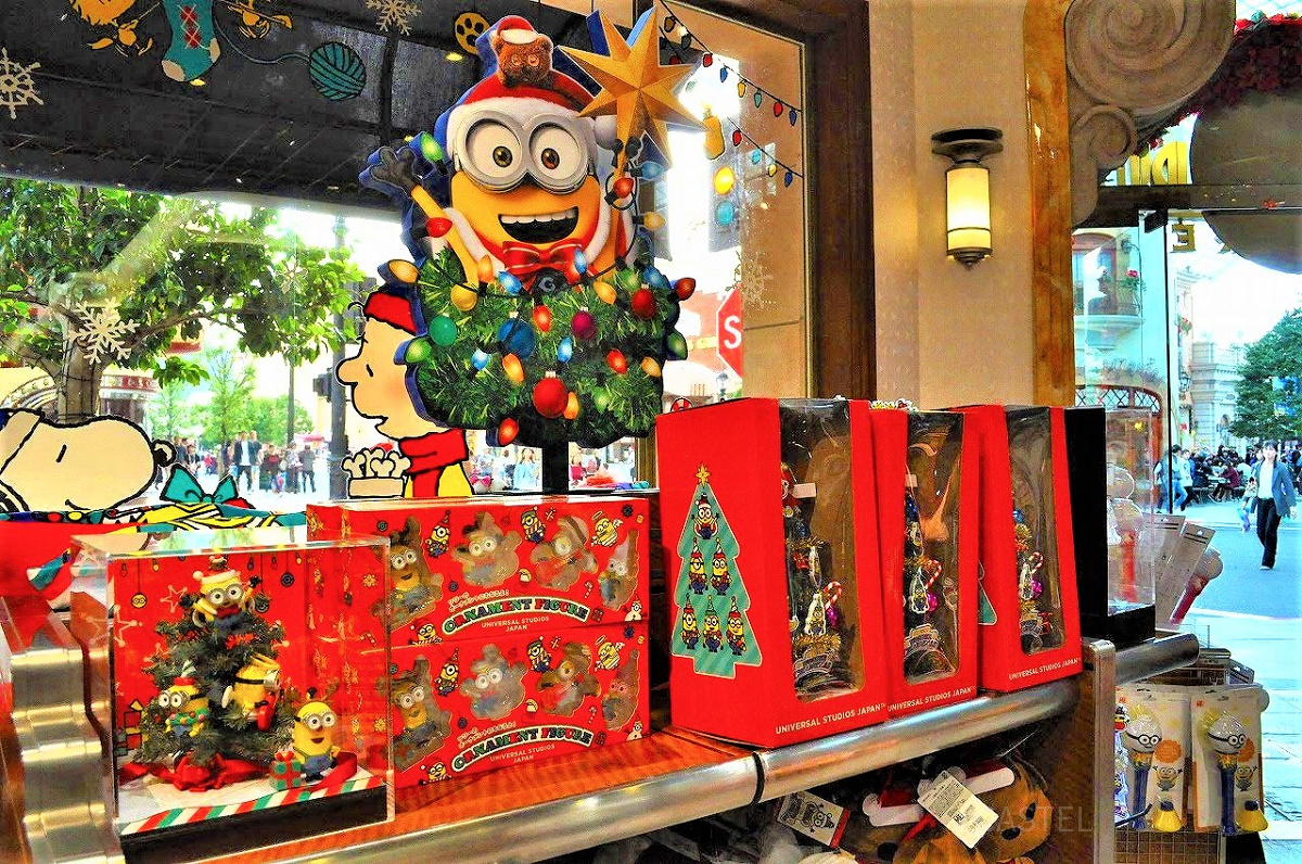 ユニバーサルスタジオストアの店内のディスプレイ（写真左がミニオンの小さなクリスマスツリー3,500円）