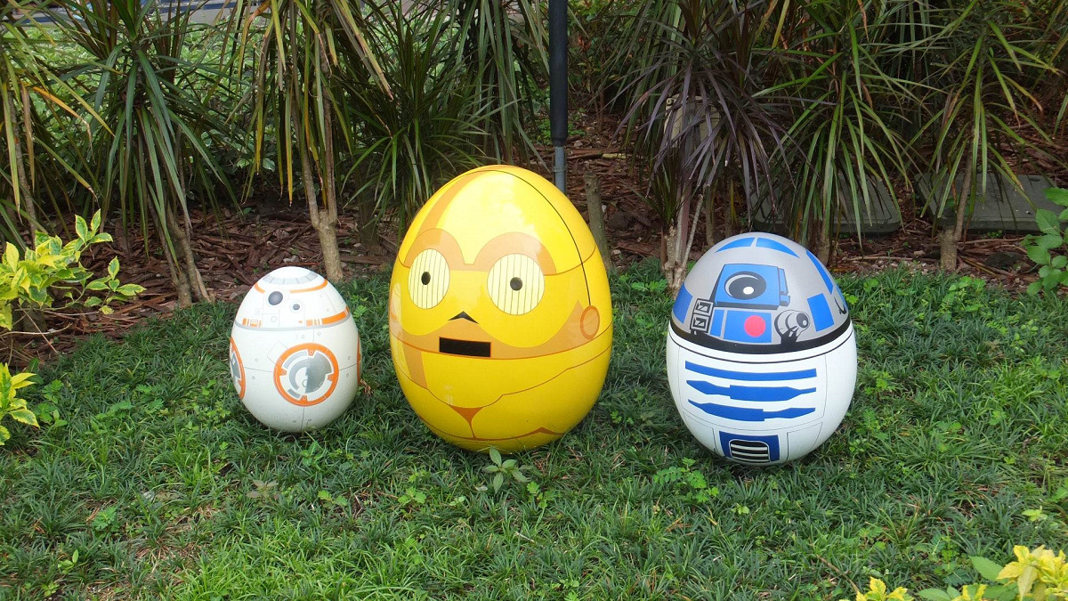 左から、BB-8・C-3PO・R2-D2のイースターエッグ