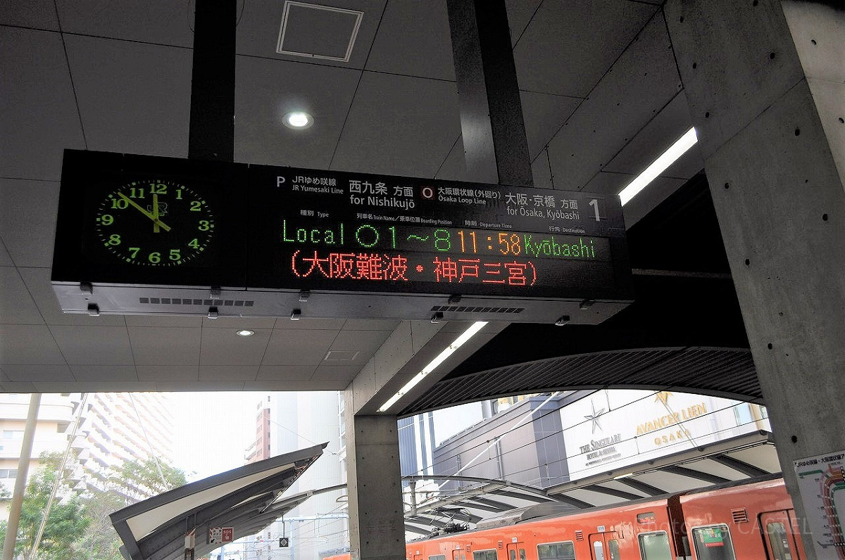 ユニバーサルシティ駅ホームの電光掲示板