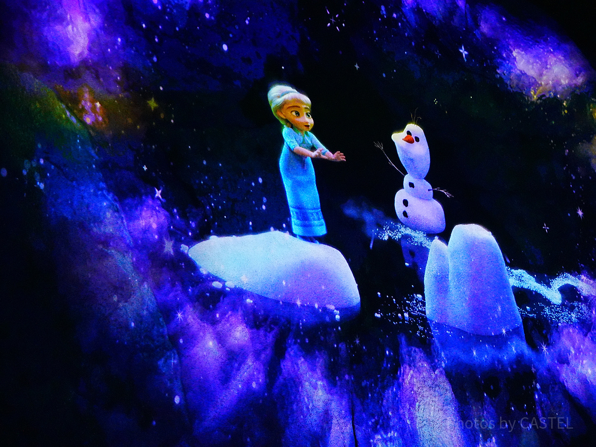 アナと一緒に遊ぶ幼少期のエルサ〔アナとエルサのフローズンジャーニー