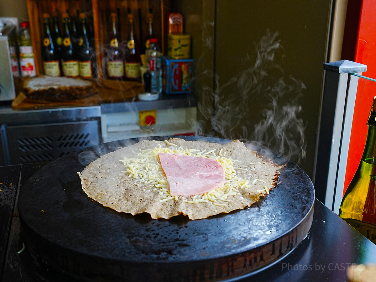 クレープやガレットを食べ歩き！