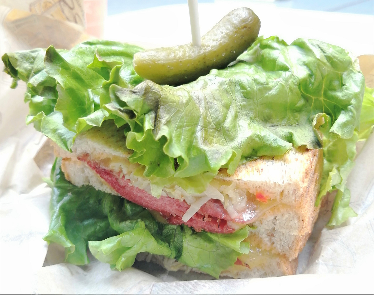 ディズニーシーの食べ物：ルーベンホットサンド