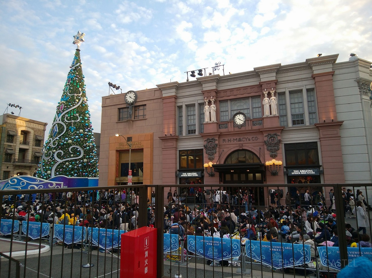 「クリスタルの約束」開演1時間前の無料席の様子／舞台周辺のお店は一時クローズしたり一方通行になります
