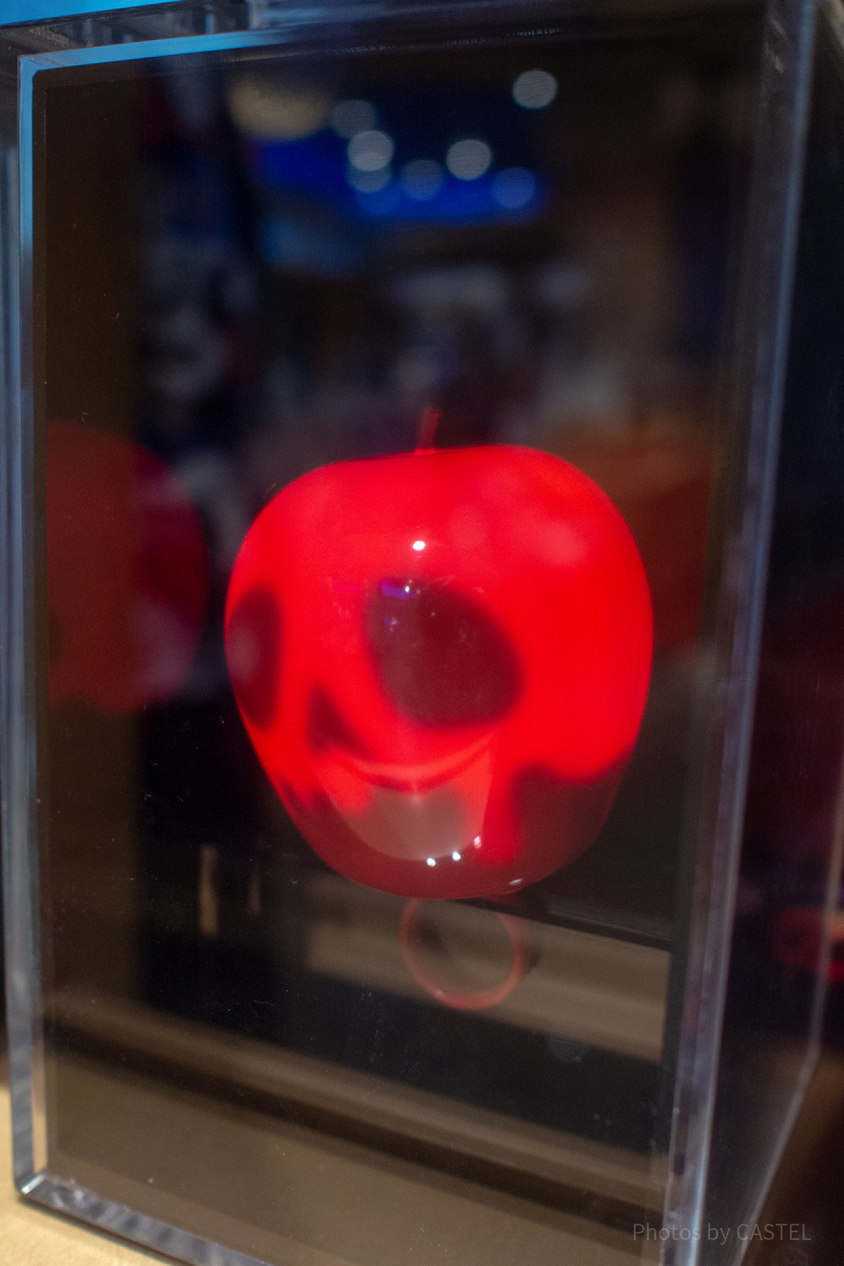 光る毒リンゴ（光ったところ）| キャステル | CASTEL ディズニー情報