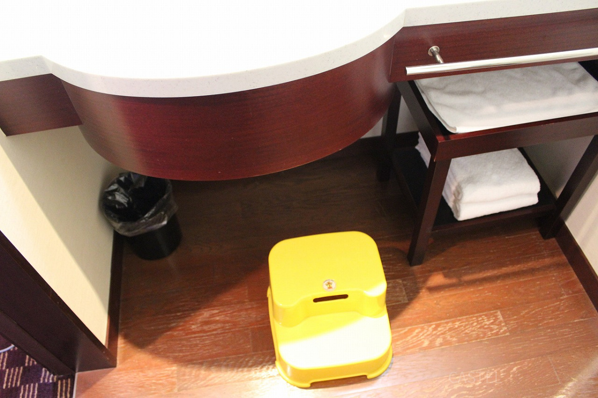 客室には子供の手洗い補助のための踏み台も完備
