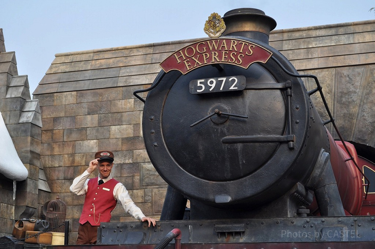 ハリー・ポッターエリアのホグワーツ特急と車掌／USJ