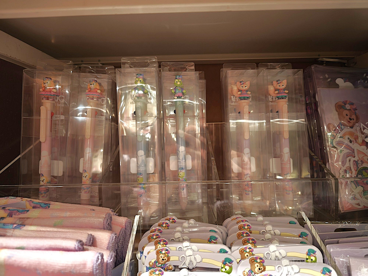 香港ディズニー20周年「ダッフィー＆フレンズ・グランドセレブレーショングッズ」：マスコット付3色ボールペン各種