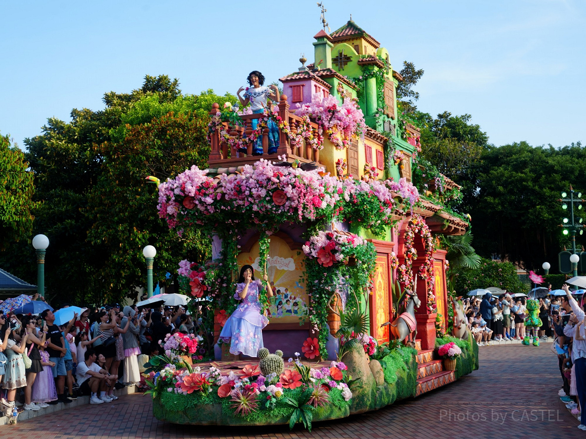 香港ディズニー20周年パレード「フレンドタスティック」：『ミラベルと魔法だらけの家』のフロート