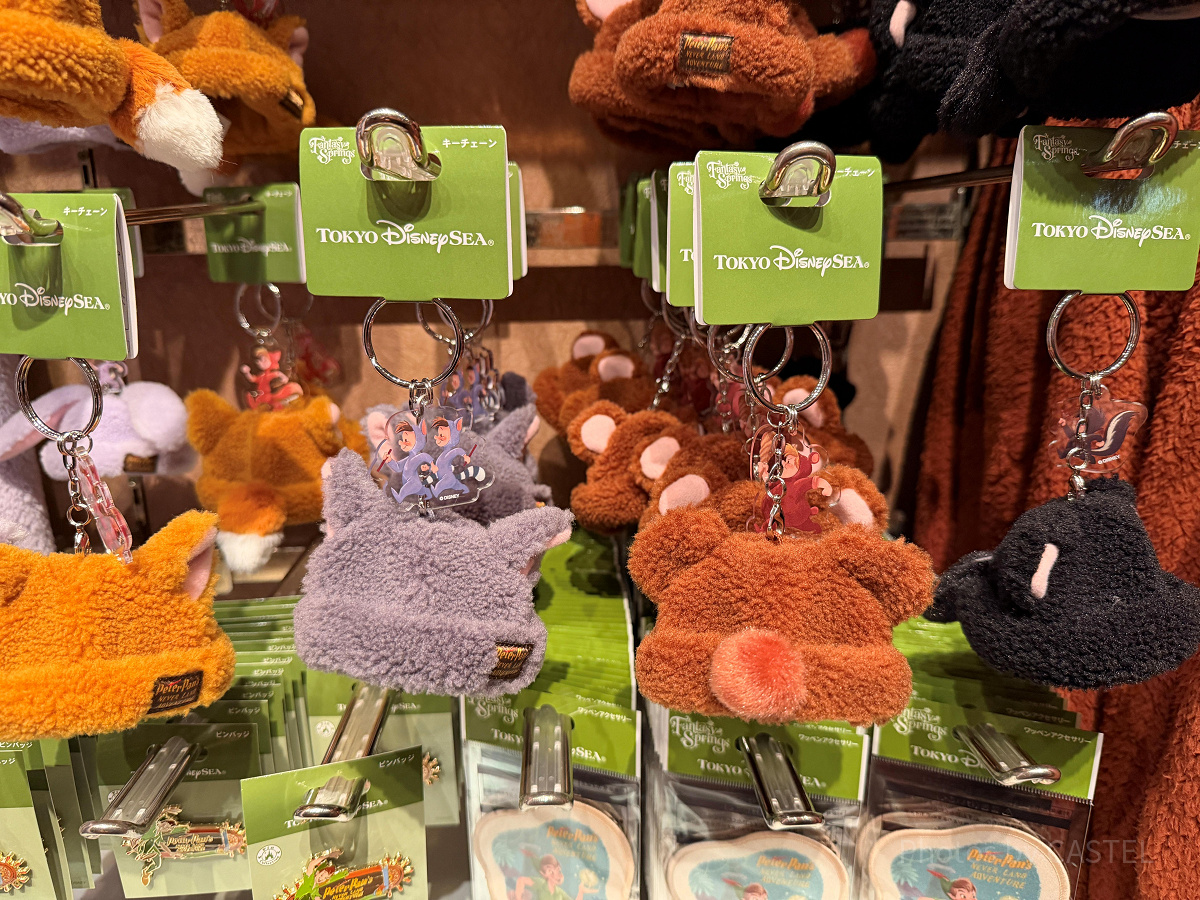 キーチェーン（左）